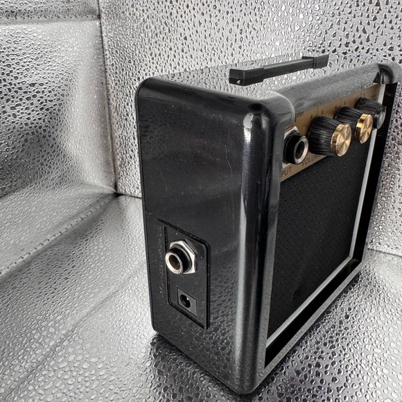 Portable Audio Amplifier - Black and Gold - Picture 7 of 11